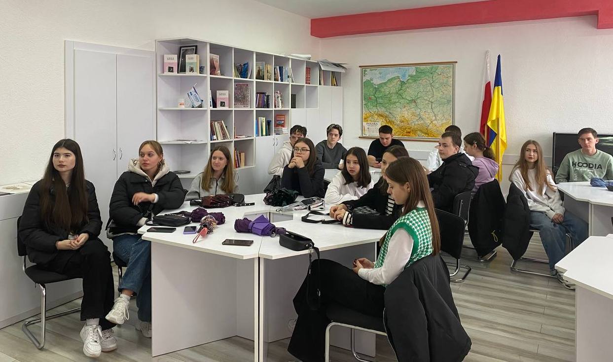 Учні Тернопільського ліцею №21 (спеціалізованої мистецької школи імені І. Герети) мали можливість поспілкуватися зі студентами-філологами